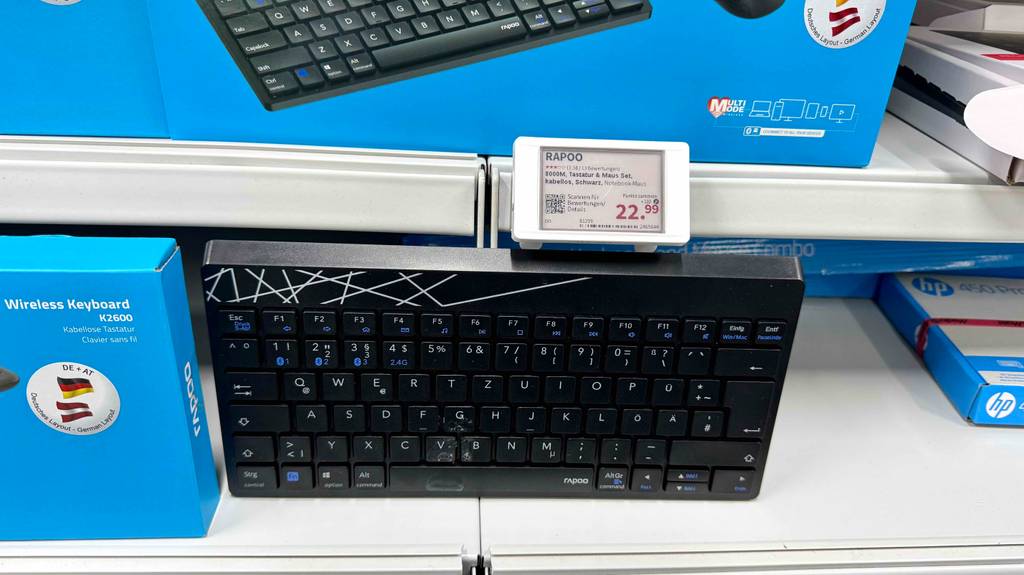 Im Test: Frontansicht einer in einem Regal stehenden Rapoo-Tastatur.