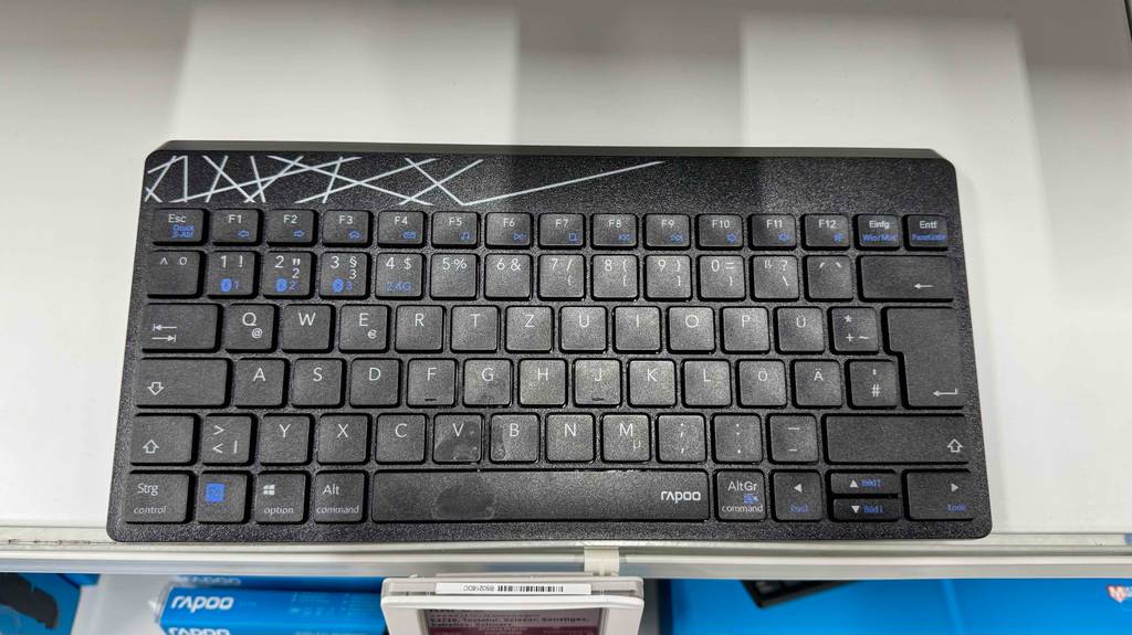 Detailansicht von oben auf eine Rapoo-Tastatur im Test.
