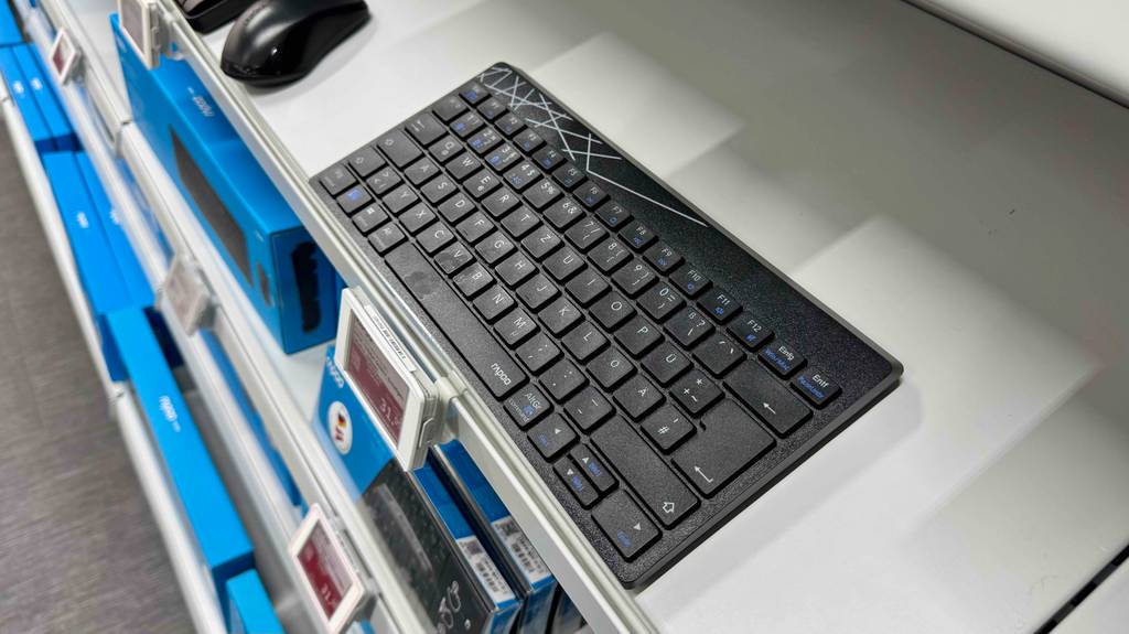 Blick von schräg oben auf eine getestete Rapoo-Tastatur.