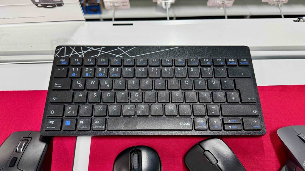 Eine Rapoo-Tastatur im Test liegt hinter mehreren Mäusen.