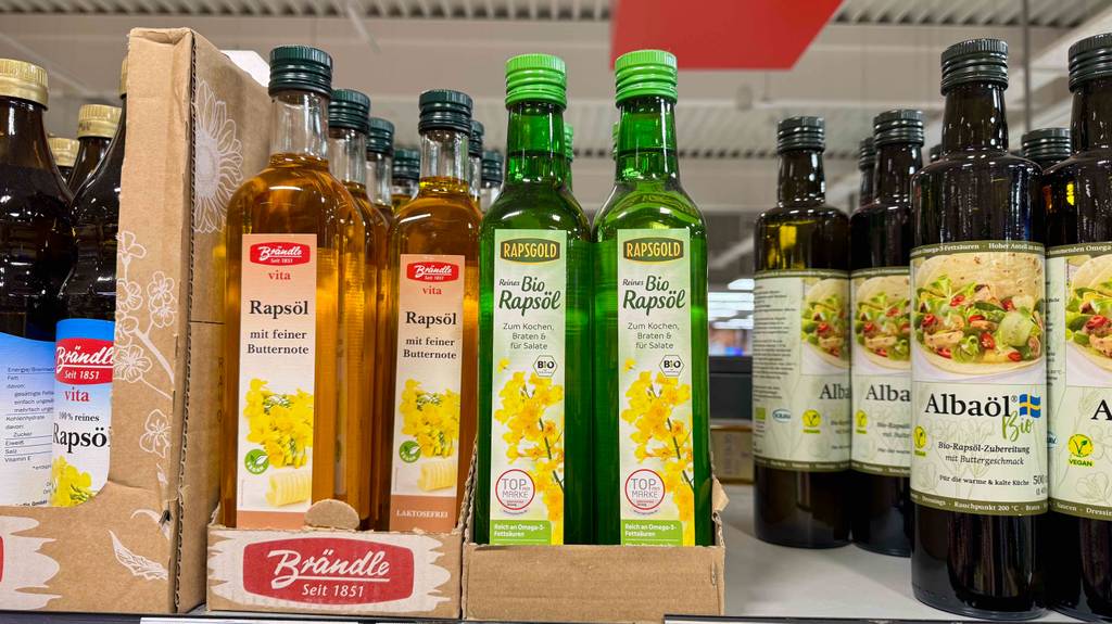 Bio-Rapsöl-Test: Mehrere Flaschen stehen hinter- und nebeneinander zwischen anderen Sorten.
