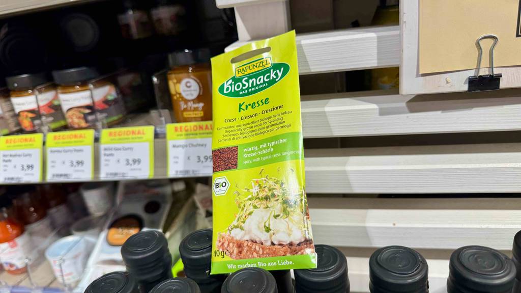 Im Test: Auf der Verpackung von Brunnenkresse-Samen stehen Infos zum Produkt.