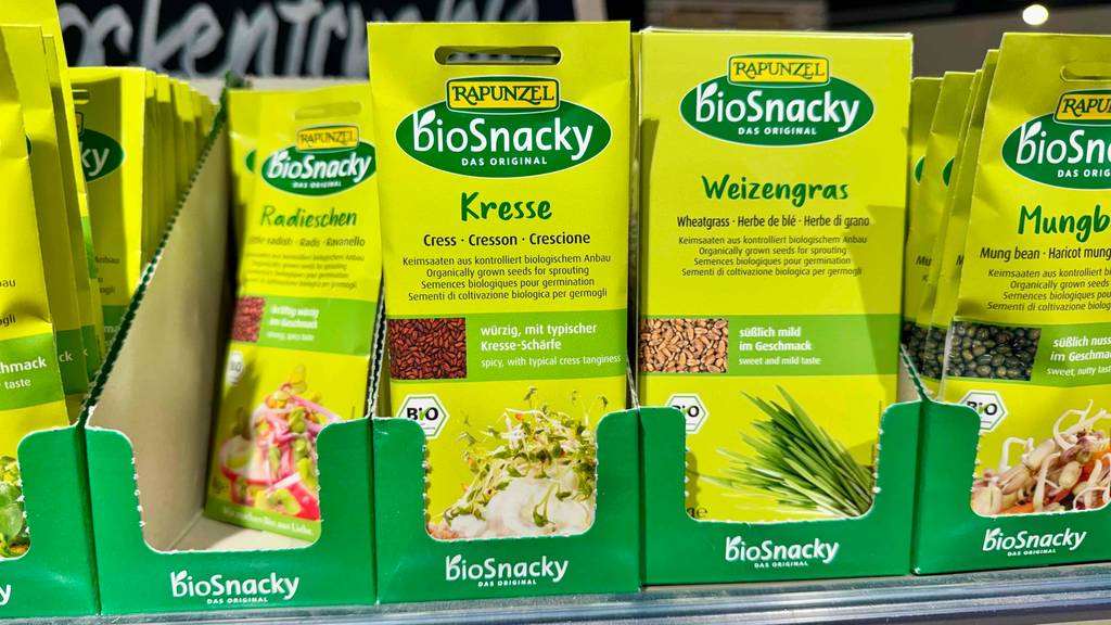 Brunnenkresse-Samen im Test: Mehrere Packungen stehen zwischen anderen Sorten in einem Regal.