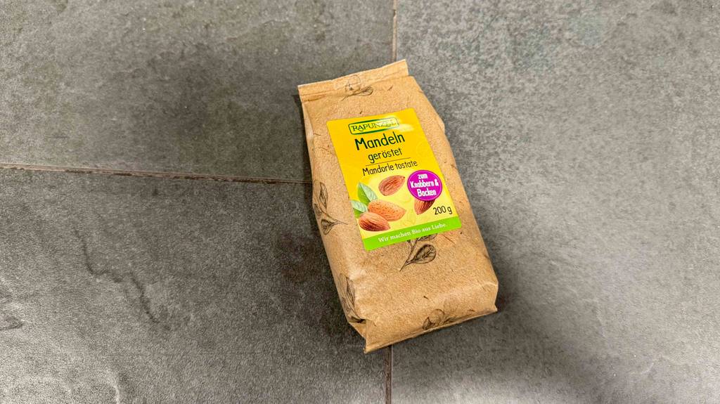 Geröstete Mandeln im Test: Eine 200-g-Packung liegt auf einer grauen Oberfläche.