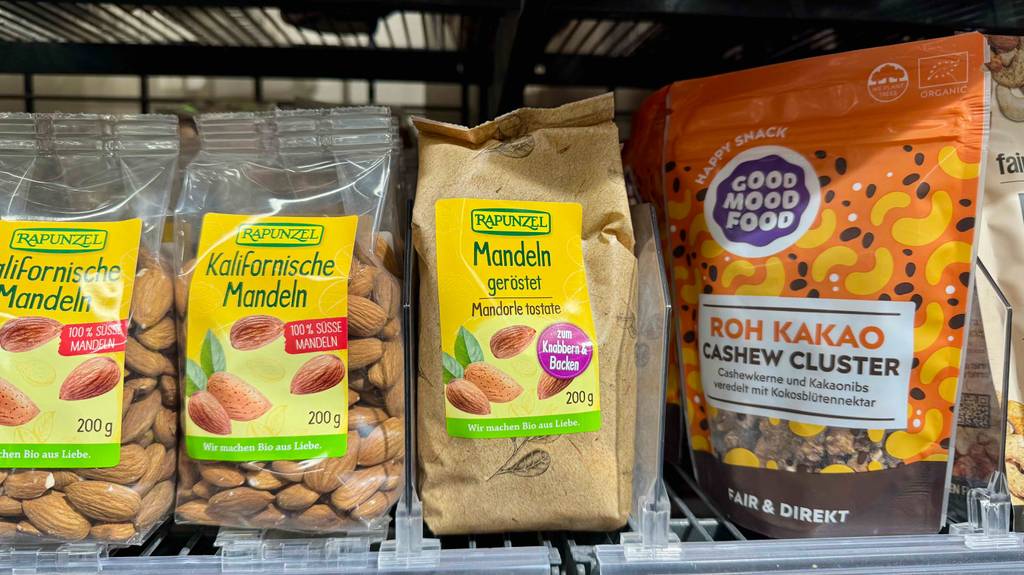 Geröstete Mandeln getestet: Eine 200-g-Packung steht neben Packungen anderer Trockenfrüchte im Verkaufsregal.
