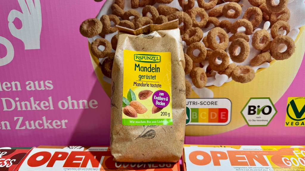 Im Test: Geröstete Mandeln in der 200-g-Packung befinden sich auf Lebensmittelkartons.