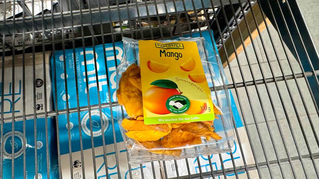 Getestet: Getrocknete Mango in einer 100-g-Packung liegt in einem Einkaufskorb.