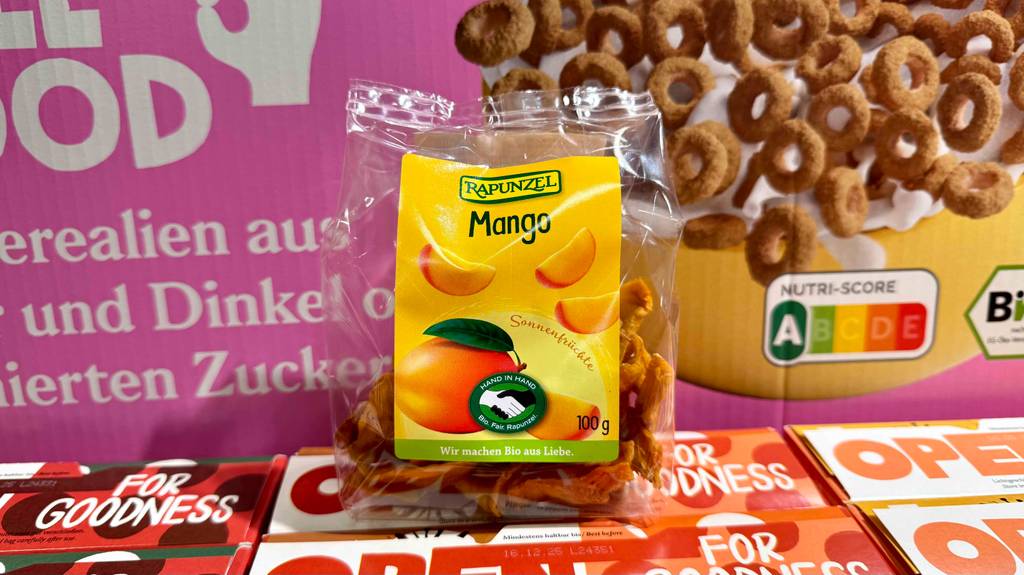 Im Test: Getrocknete Mango in der 100-g-Packung steht auf einem Karton im Verkaufsregal.