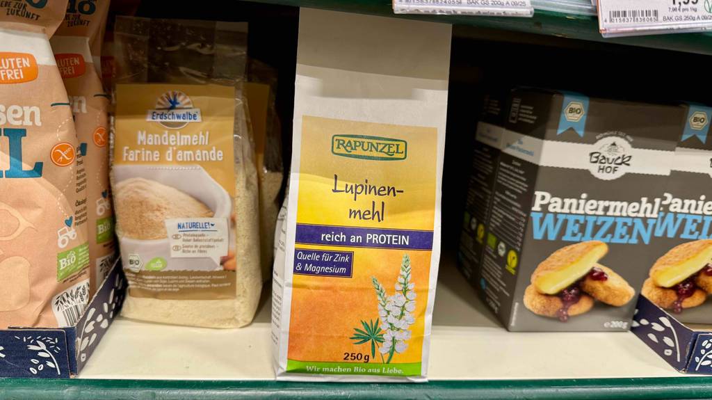 Lupinenmehl im Test befindet sich in der 250-g-Packung auf einem Verkaufsregal neben weoiteren Mehlsorten.