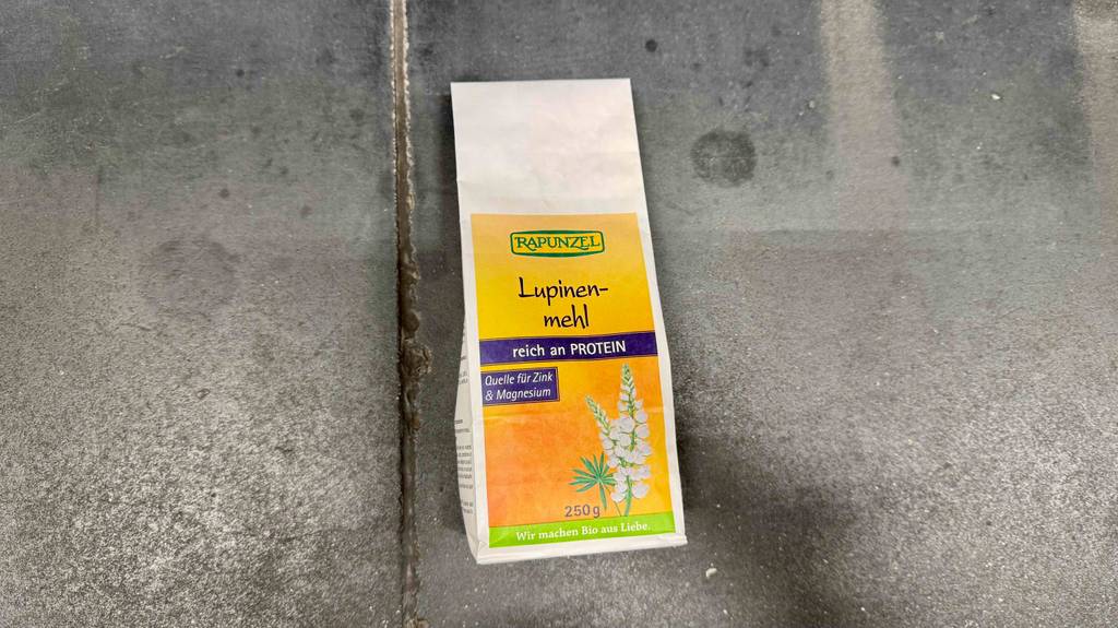 Im Test: Lupinenmehl in der 250-g-Packung liegt auf dem Boden.