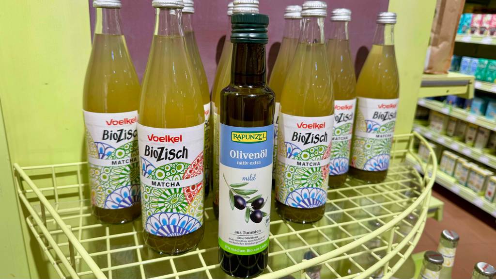 Eine Flasche mildes Olivenöl steht zum testen zwischen mehreren Getränkeflaschen.