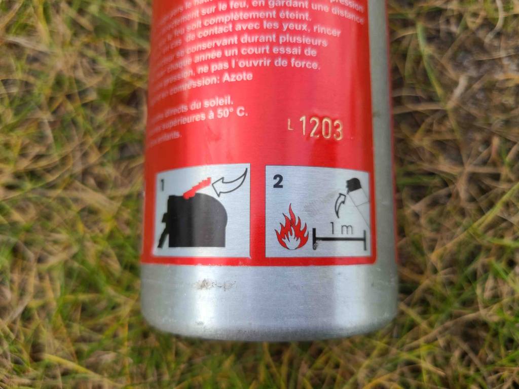 Auto-Feuerlöscher-Test: Am unteren Rand ist die bebilderte Anleitung.
