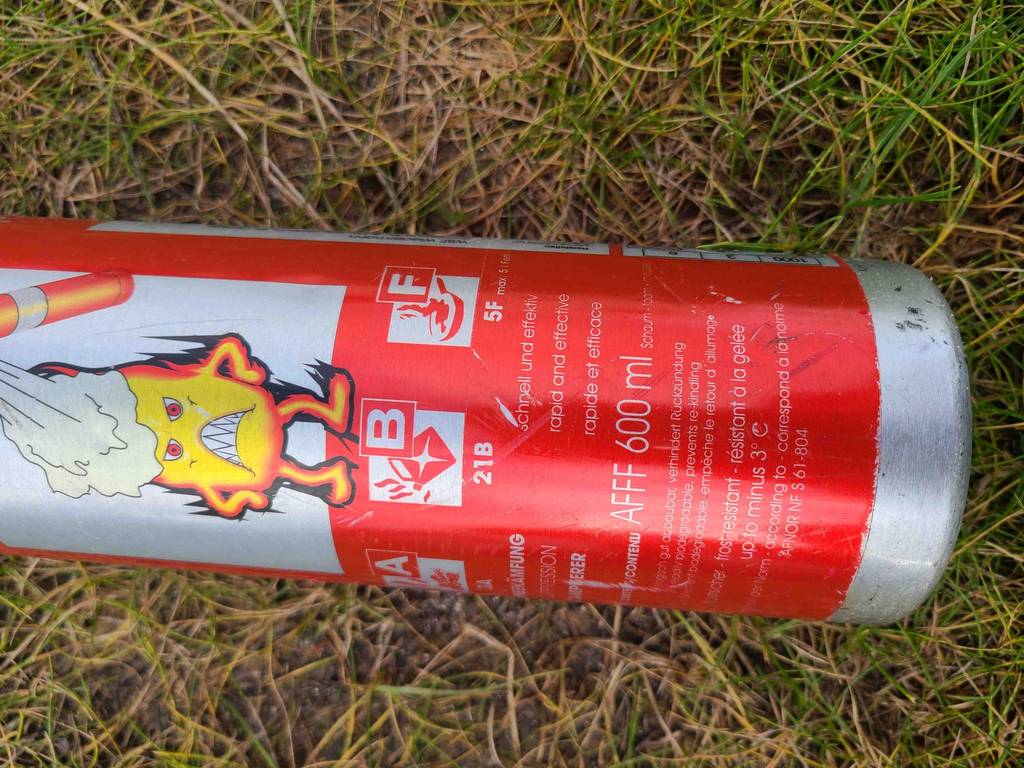 Auf einem getesteten Auto-Feuerlöscher sind bebilderte Einsatzmöglichkeiten.