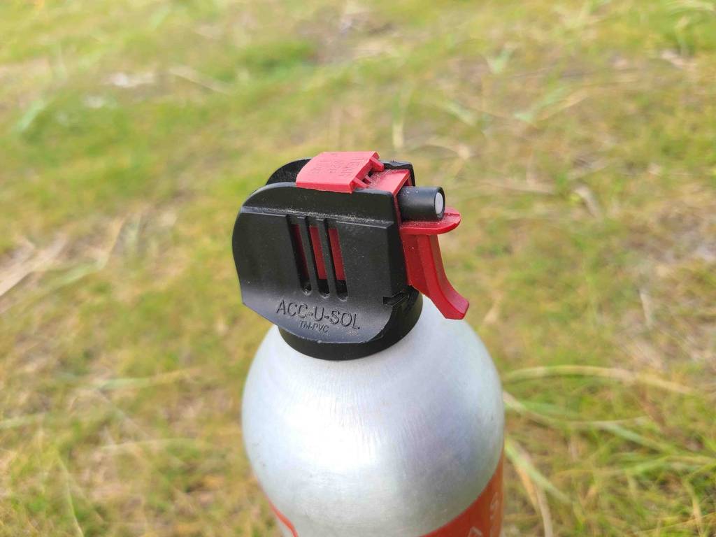 Blick auf den Sprühkopf eines getesteten Auto-Feuerlöschers.