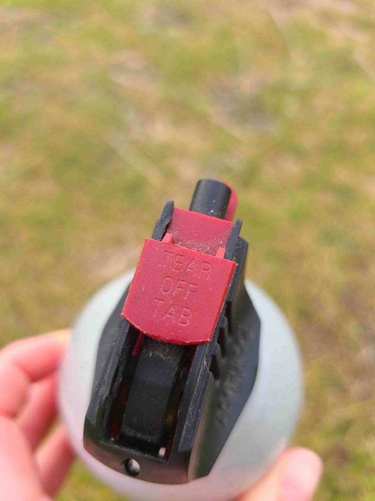 Auto-Feuerlöscher im Test: Blick von oben auf den Sprühknopf mit eingedrucktem Bedienhinweis.