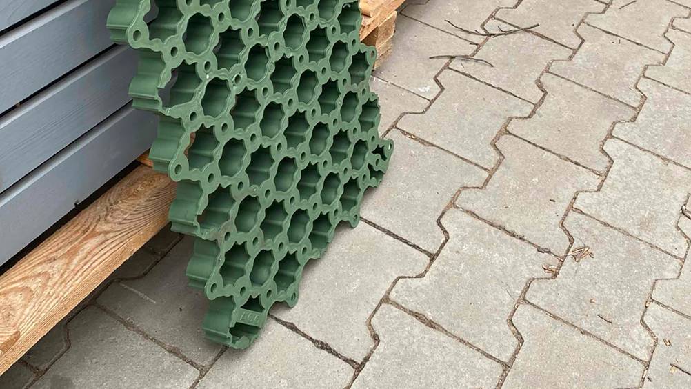 Nahaufnahme der Wabenstrucktur von der Seite eines getesteten Rasengitters.