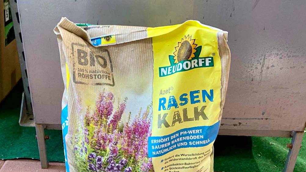 Nahaufnahme der Vorderseite der Verpackung des getesteten Rasenkalks mit Logo und Informationen.