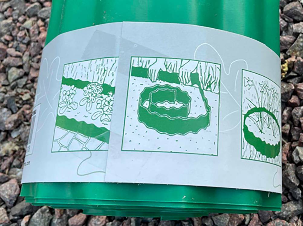 Nahaufnahme der Symbole auf der Banderole einer getesteten Rasenkante.