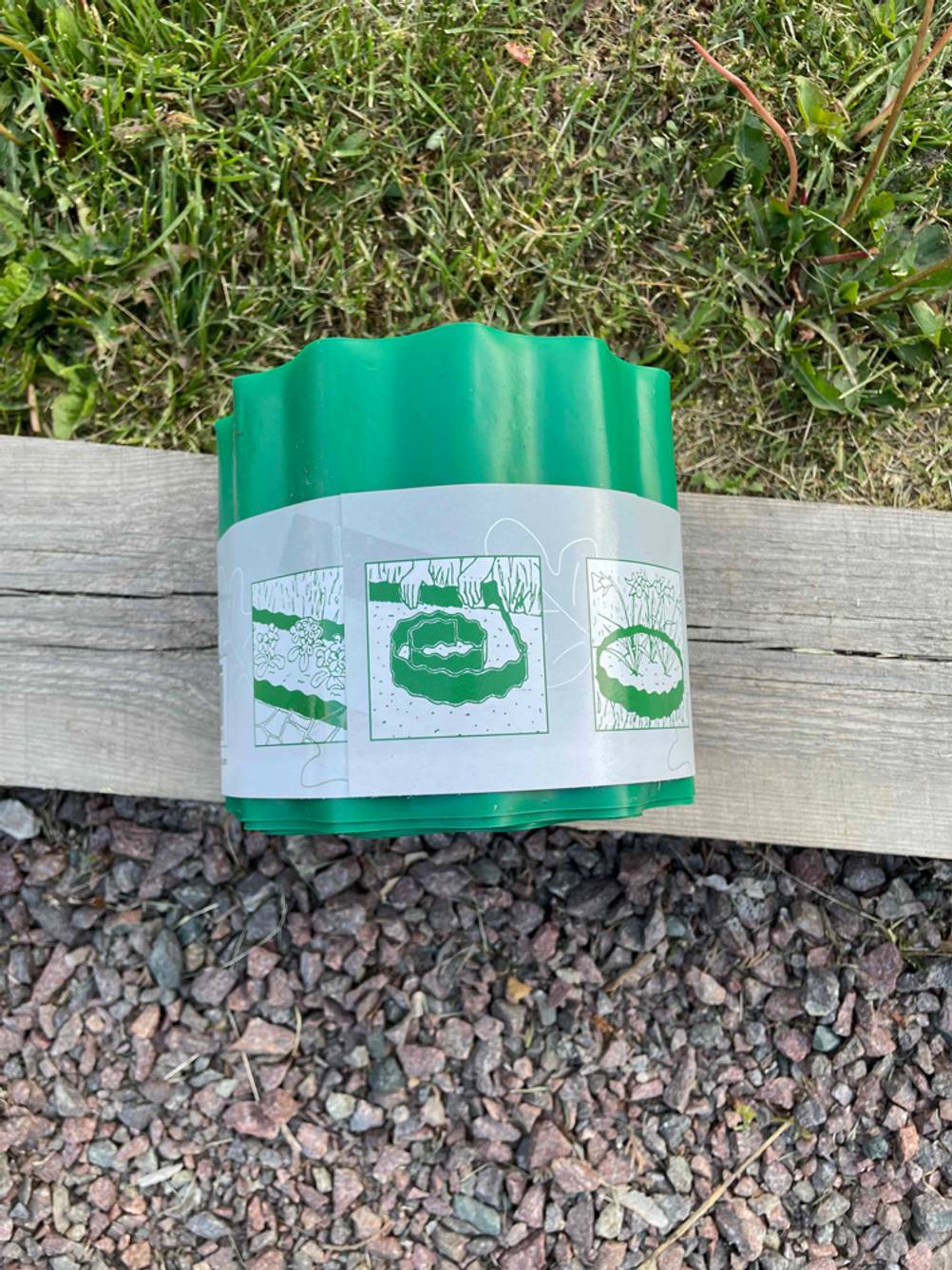 Getestete Rasenkante aus Metall befindet sich verpackt im Garten. 