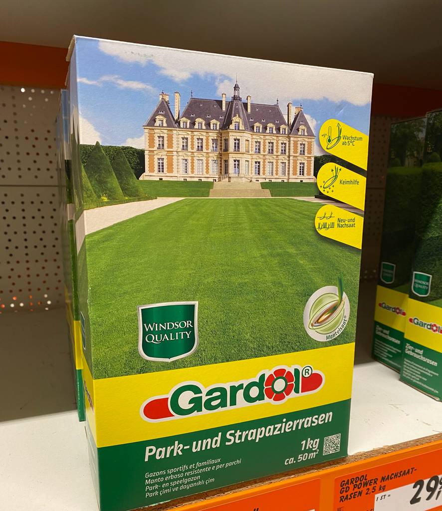 Getesteter Rasensamen für Park- und Strapazierrasen befindet sich verpackt in einem Regal. 