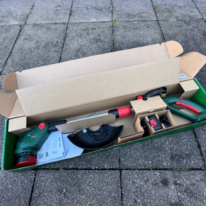 Getesteter Rasentrimmer von Bosch im Karton.