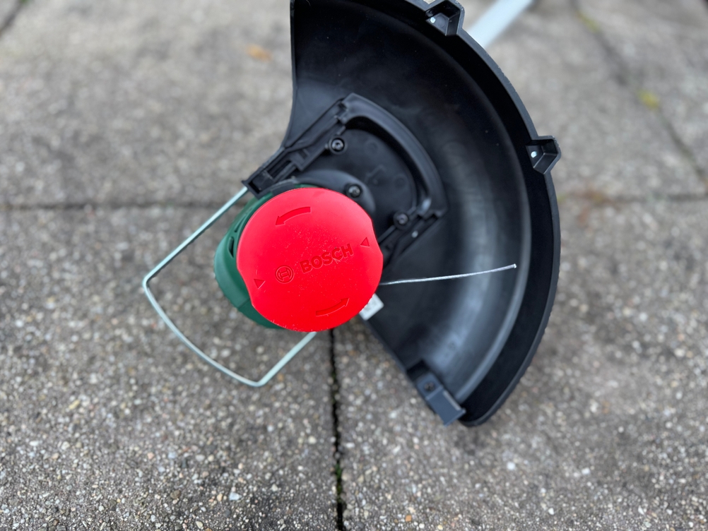 Detailansicht des Trimmers des getesteten Rasentrimmers von Bosch.