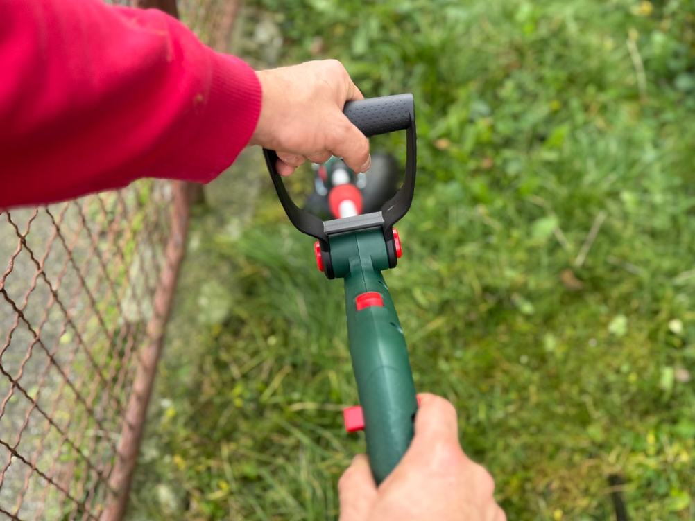 Der getestete Rasentrimmer von Bosch im Einsatz.