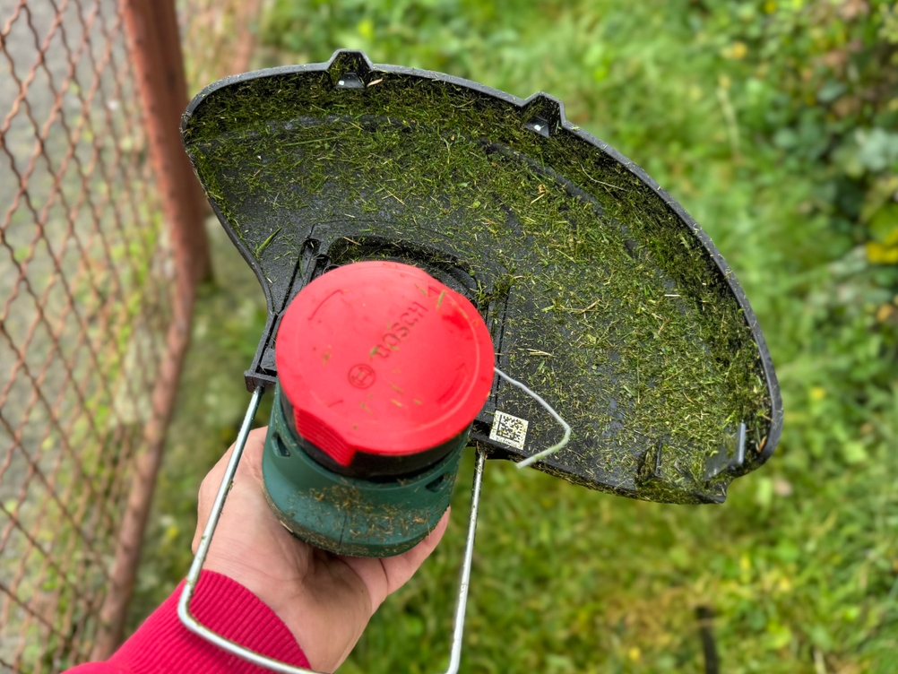 Detailansicht der Unterseite des getesteten Rasentrimmers von Bosch.