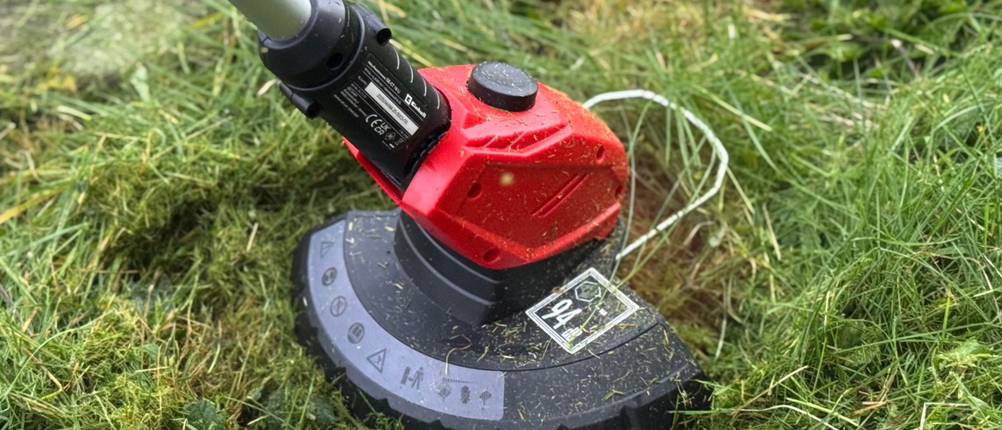 Nahansicht des Einhell-Rasentrimmers im Einsatz.