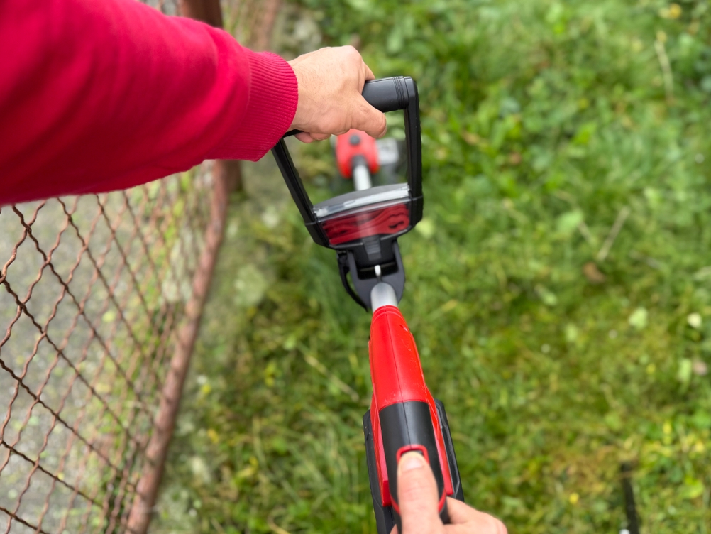 Getesteter Rasentrimmer von Einhell im Einsatz.