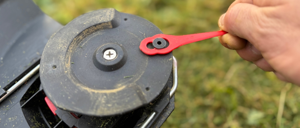 Das Messer beim getesteten Rasentrimmer von Einhell wird gewechselt.