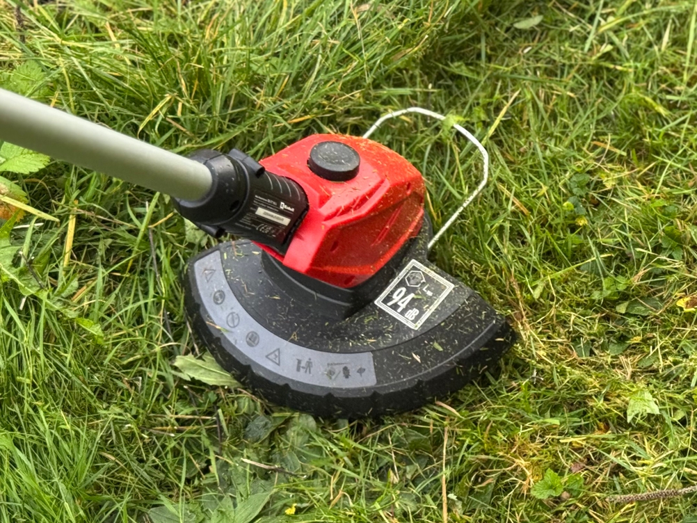 Getesteter Rasentrimmer von Einhell im Einsatz.