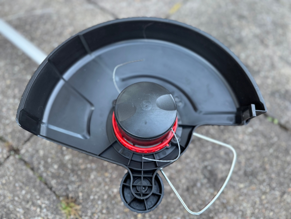 Nahansicht des Trimmerkopfes eines Rasentrimmers von Wolf Garten.