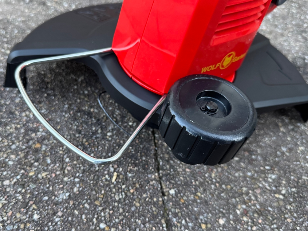 Detailansicht der Führungsrolle des getesteten Rasentrimmers von Wolf Garten.