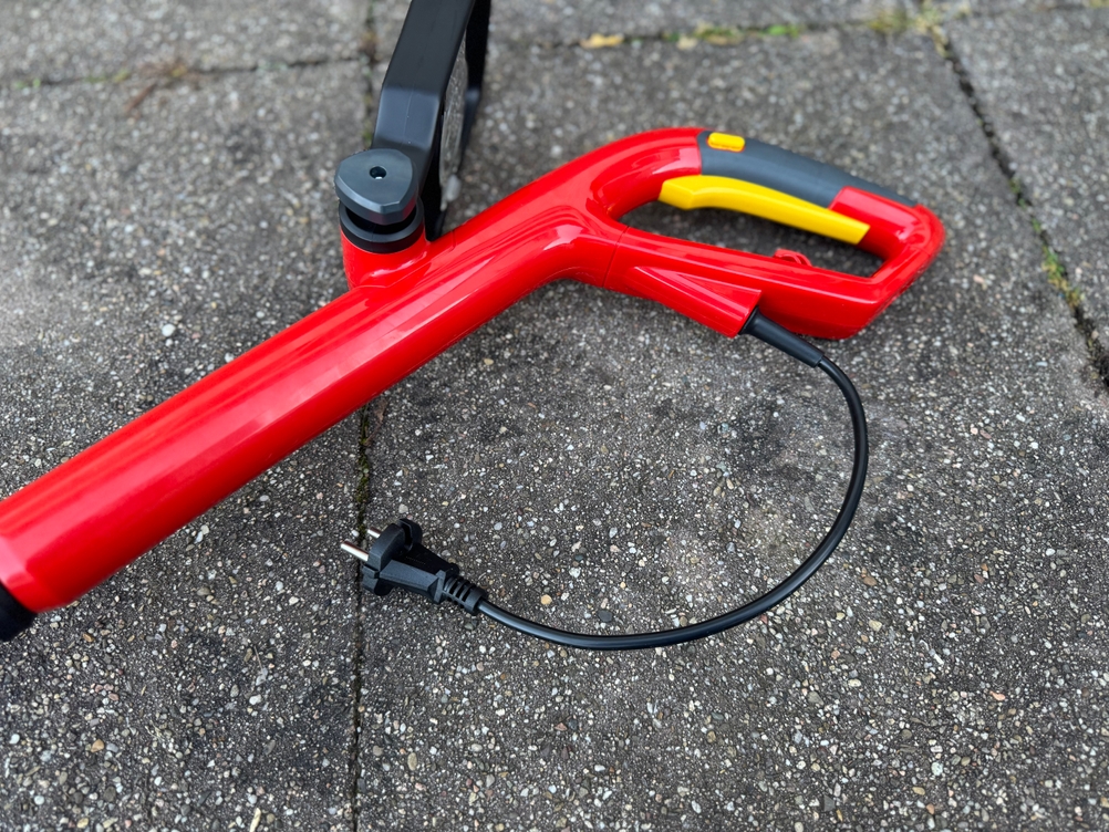 Detailansicht des Kabels des getesteten Rasentrimmers von Wolf Garten.