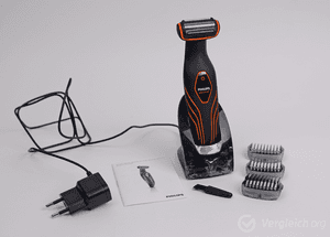 Ein getesteter Philips-Rasierer mit Ladekabel, Reinigungsbürste, Anleitung und verschiedenen Aufsätzen.