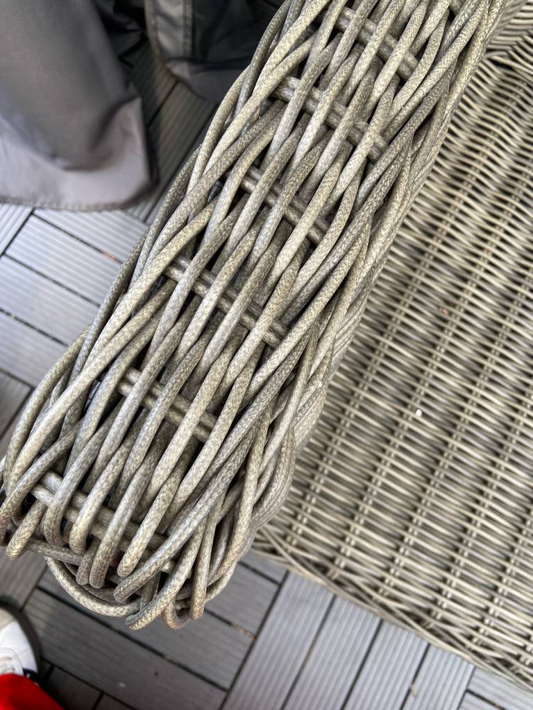 Rattan-Gartenmöbel-Test: Detail des grauen Materials.