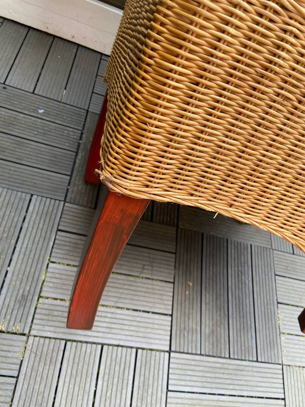 Rattanmöbel getestet: Nahaufnahme des Stuhlbeines.