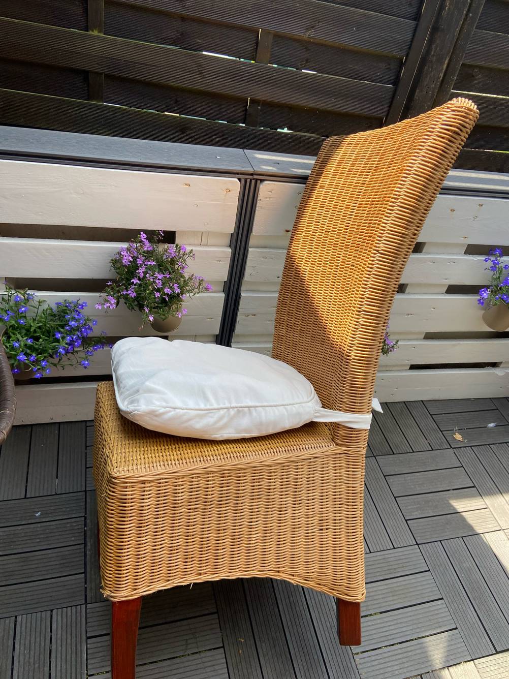 Rattanmöbel im Test: Ein Stuhl von der Seite.