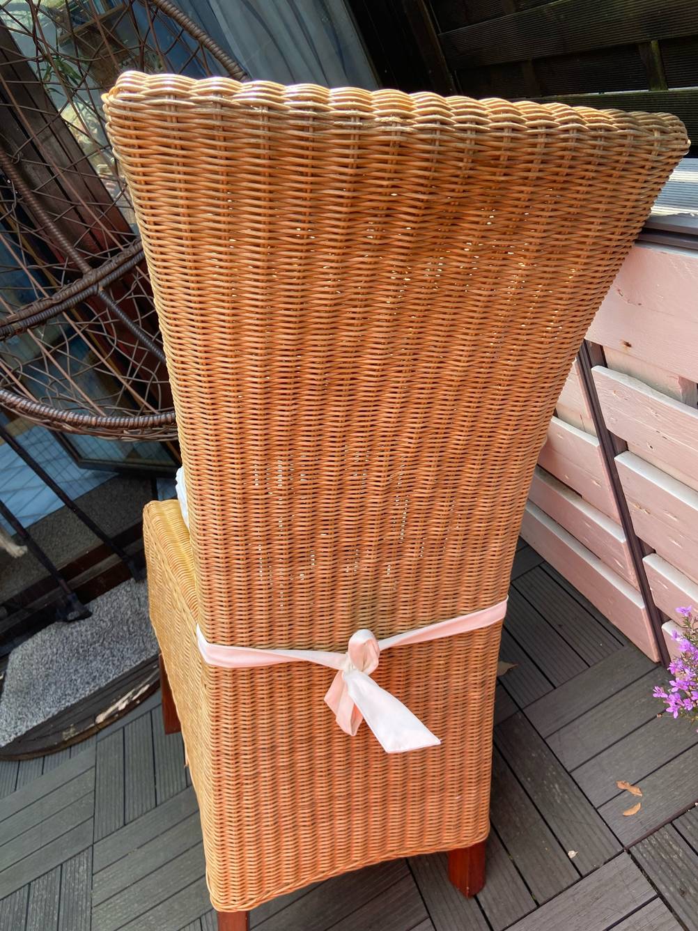 Rückseite eines Stuhls der getesteten Rattanmöbel.