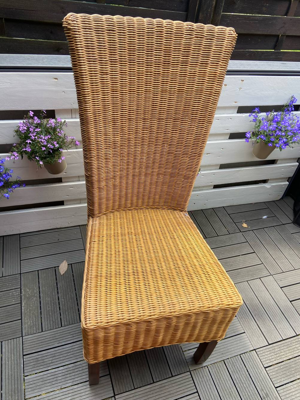 Ein Stuhl der Rattanmöbel im Test von vorne.
