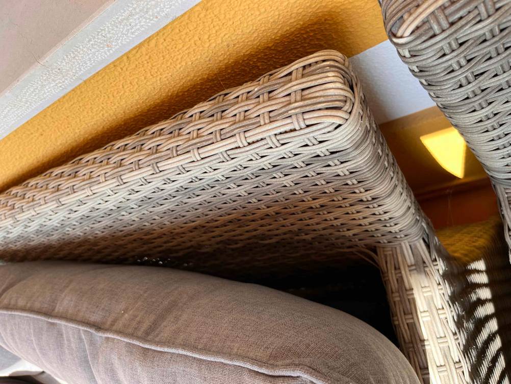 Nahaufnahme von oben auf die Rückenlehne von dem Rattansofa im Test.
