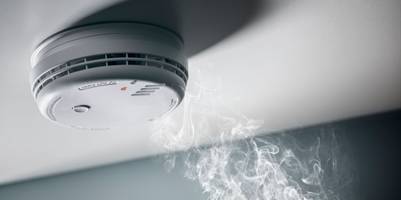 Ein weißer Rauchmelder löst aufgrund eines Brandes einen Alarm aus.