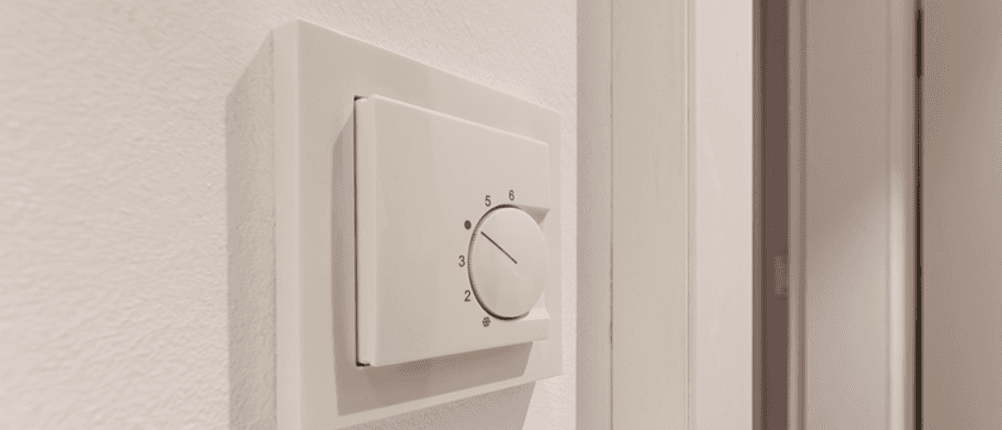 Raumthermostat für die Fußbodenheizung im Test: Ein Raumthermostat für die Fußbodenheizung hängt an der Wand.