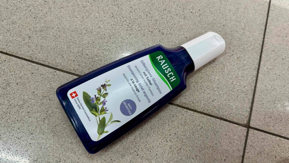 Getestet: Eine Flasche Rausch-Shampoo liegt horizontal auf einem hellen Boden.