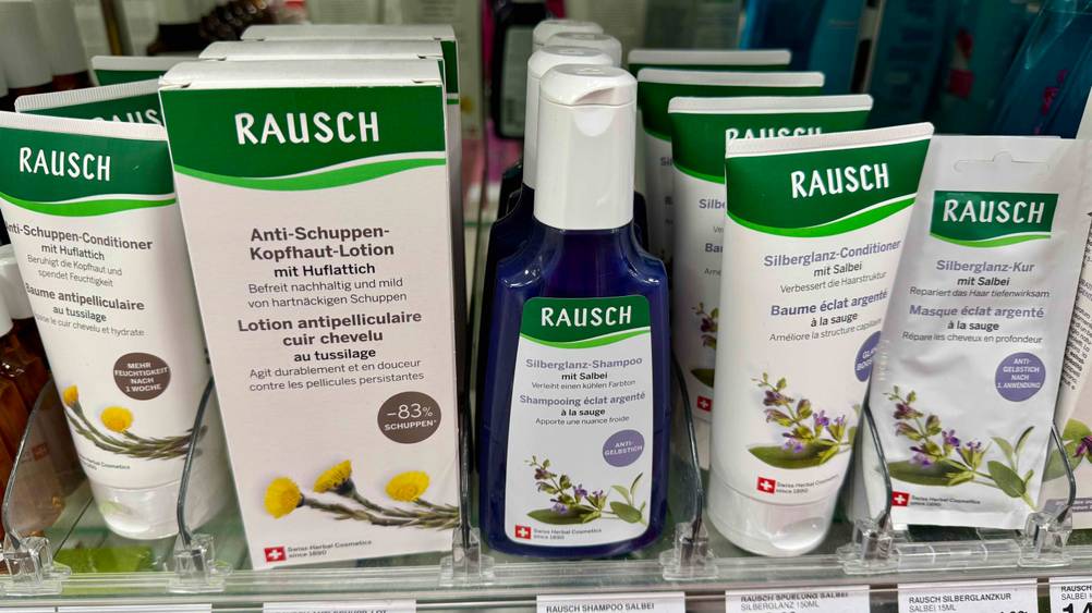 Mehrere Flaschen des Rausch-Shampoos im Test in einem Verkaufsregal.