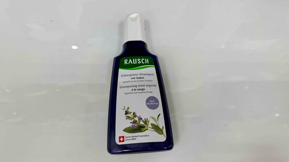 Rausch-Shampoo getestet: Eine Flasche auf einem hellen Boden von oben.