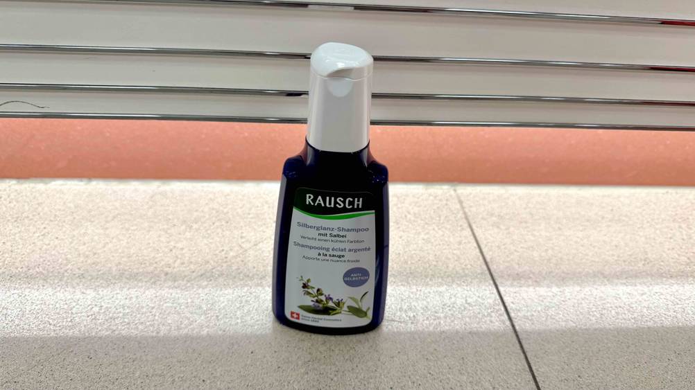 Auf einem hellen Boden steht eine Flasche des getesteten Rausch-Shampoos.