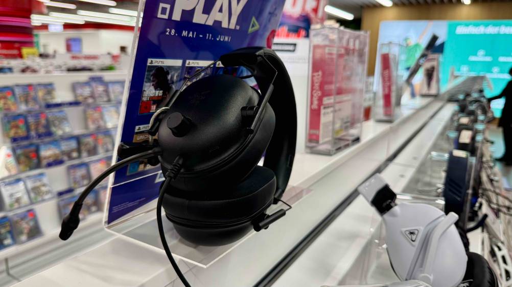 Das getestete Razer-Headset auf einem Regal in einem Laden.