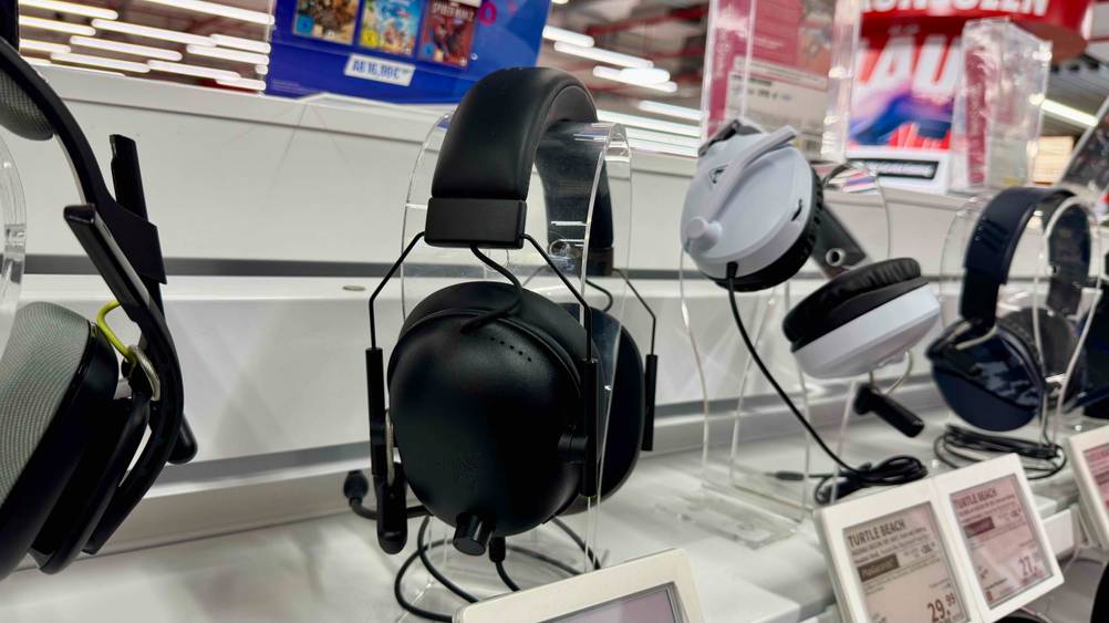 Seitenansicht des getesteten Razer-Headset in einem Ständer in einem Verkaufsladen.